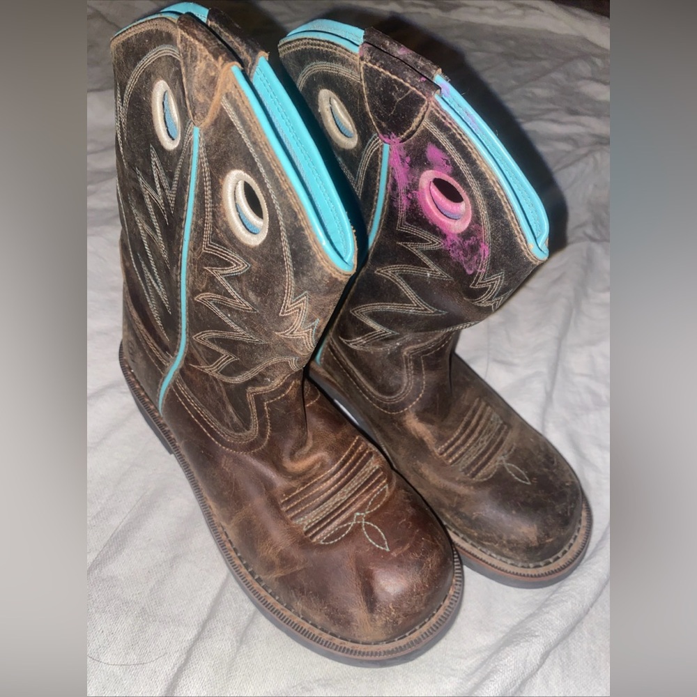 Ariat GIRLS' Fatbaby Probably Western Boots - Round Toe Size 4.5 Has Flaws